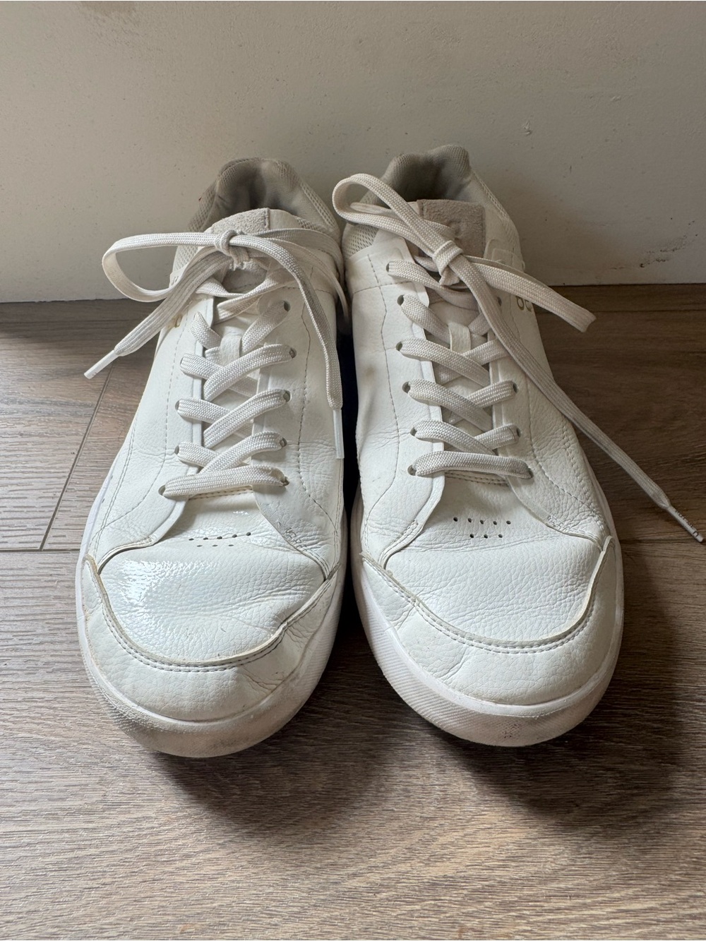ON Men's White Leather Sneakers - Classic Low-Top. Size 10. The Roger
